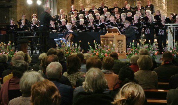 AZM wordt begeleid door Arthur Bouma op kistorgel en de internationaal bekende Matthias Naegele op cello.