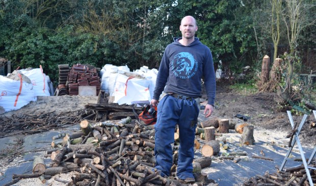 Bij echte kou zorgt een warmtepomp met een houten cv kachel voor verwarming van het huis.Download