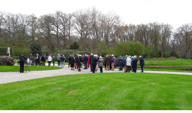 Na een rondleiding door tuin en de tegenover Eyckenstein gelegen moestuin worden door burgemeester Sjoerd Potters de 'apps' in werking gesteld.
