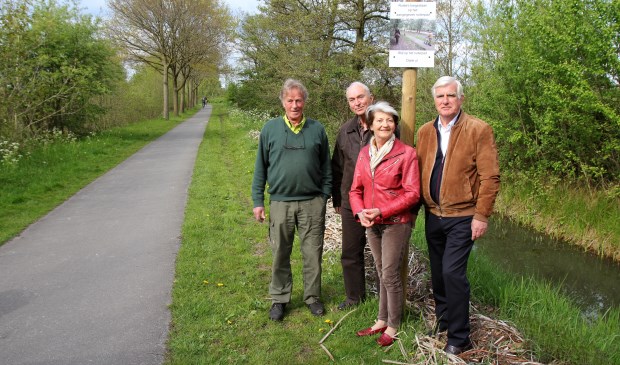 V.l.n.r. Boswachter Hans Hoogewerf en de Dorpsraadleden Boudewijn Rietveld, Trudy Siegerink en Marius van den Bosch.