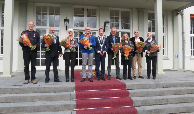 V.l.n.r. Ton de Bruijn, Bert Koops, Suus Wentink-Blom, Jan Blaauwendraad, burgemeester Sjoerd Potters, Evert Blaauwendraad, Ineke ter Heege, Jan Jaap Jansen en Henny Ockhuisen-Hus.