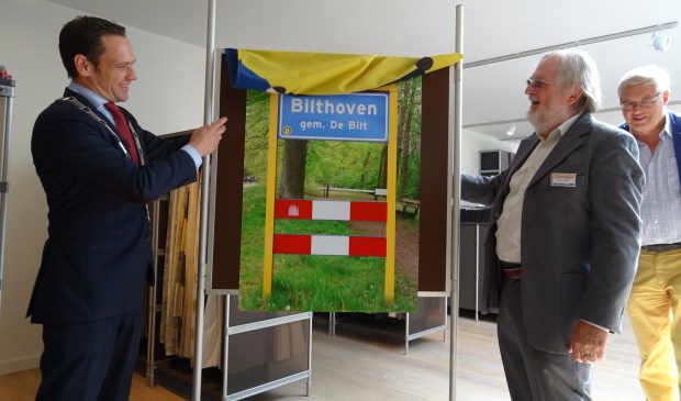 Door de onthulling van het kombord 'Bilthoven' door burgemeester Sjoerd Potters met Rob Herber van de Historische Kring wordt de tentoonstelling 100 jaar Bilthoven officieel geopend.