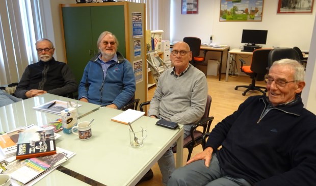 De evenementencommissie van de Historische Kring D'Oude School heeft veel werk verricht om een aansprekende tentoonstelling te kunnen samenstellen over 100 jaar Bilthoven. V.l.n.r.: Donald Noorhoff, Rob Herber, Marcel Jansen en Hans de Groot. Op de foto ontbreekt Ellen Drees.