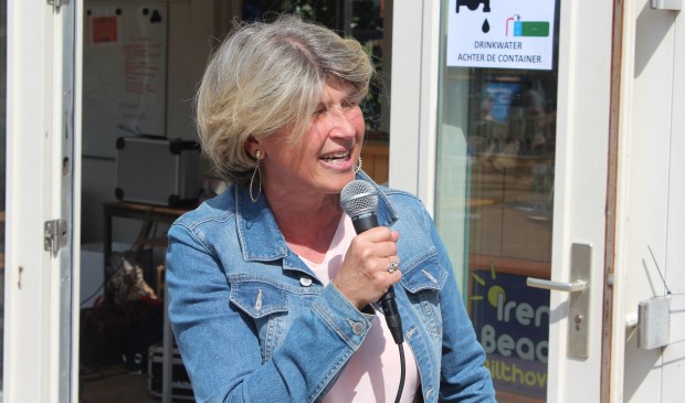 Tijdens de opening van het Irene-beach- terrein verklaarde Madeleine Bakker-Smit: 'Ik wil me graag de volgende periode weer inzetten voor de inwoners van onze prachtige gemeente'.