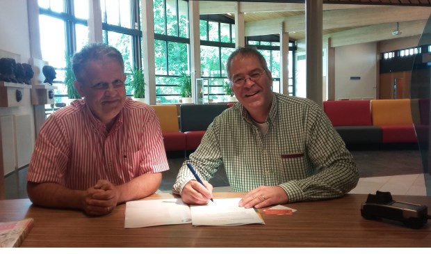 Peter Schlamilch (rechts) ondertekent de inschrijving van Forza bij de gemeente.