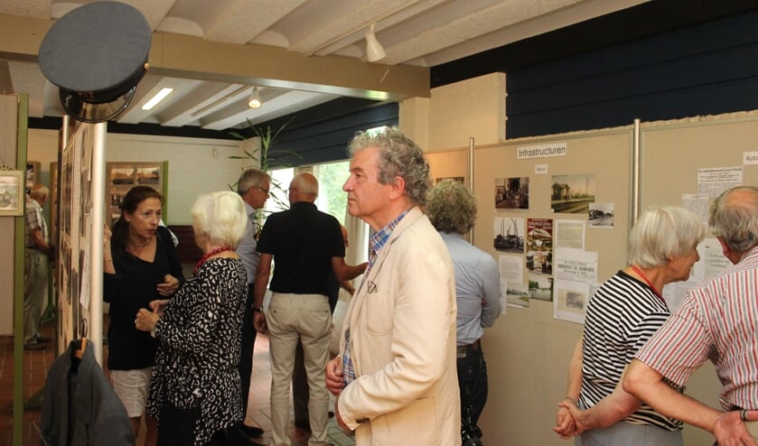 Wijkwethouder Ebbe Rost van Tonningen toont grote belangstelling