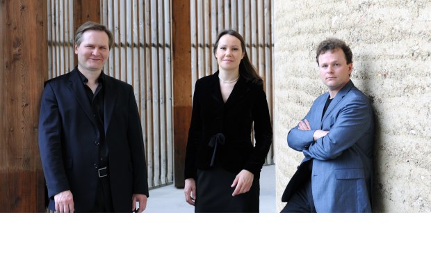 Een van de deelnemende duo's: Alexander Buskermogen en Jorinde van den Thillart piano/viool met links Misha Fomin.