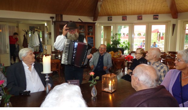Dikke pret met de troubadour in De Paddenstoel.