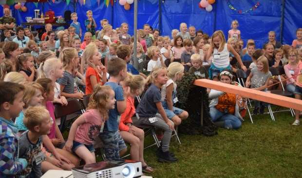 Vol spanning kijken de kids (in Westbroek) naar de avonturen van Bram en Britt.