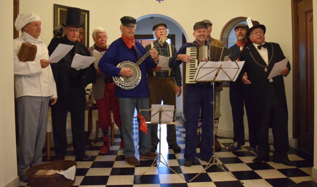 Sterk Spul zingt uit volle borst.