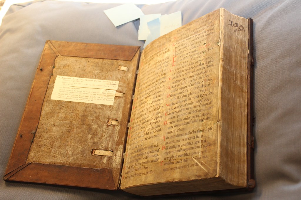 Twaalfde-eeuws schutblad van boek uit de Bibliotheek van Oostbroek.