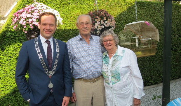 Burgemeester Sjoerd Potters met het diamanten bruidspaar.