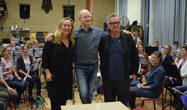 V.l.n.r. Angela Groothuizen, Vincent van den Bijlaard (dirigent) en muzikaal begeleider Nico.