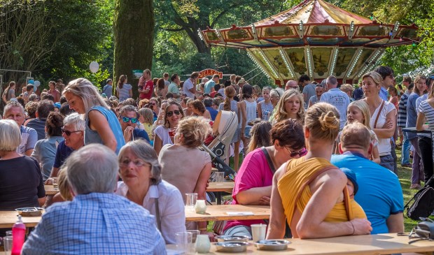 De zweefmolen is ook dit jaar weer te vinden op de kunstmarkt.