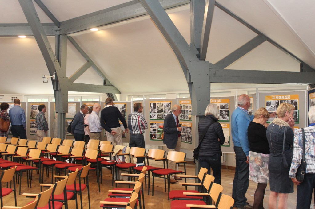 Onder de kenmerkende constructie van de Centrumkerk was er al direct ruime belangstelling voor de tentoonstelling over 100 jaar Bilthoven.