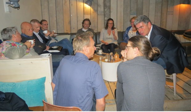 Het eerste Politieke Café van D66 bij PK Bar & Kitchen in Bilthoven