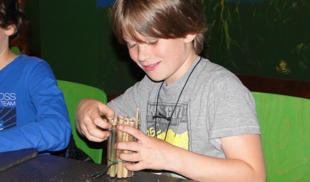 Kinderen maken een insectenhotel.