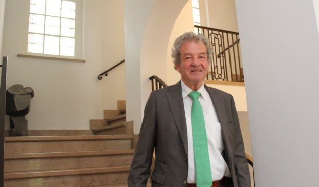 Ebbe Rost van Tonningen in het gemeentehuis van De Bilt op weg naar zijn werkkamer.