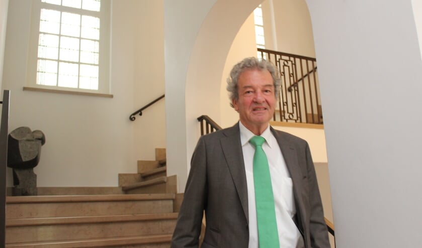 Ebbe Rost van Tonningen in het gemeentehuis van De Bilt op weg naar zijn werkkamer.