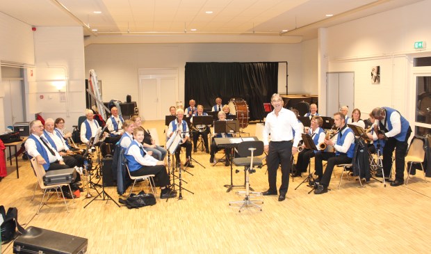 Lachende en tevreden gezichten bij Harmonie Kunst en Genoegen op de eerste oefenavond in een nieuw seizoen en een vernieuwde ruimte.