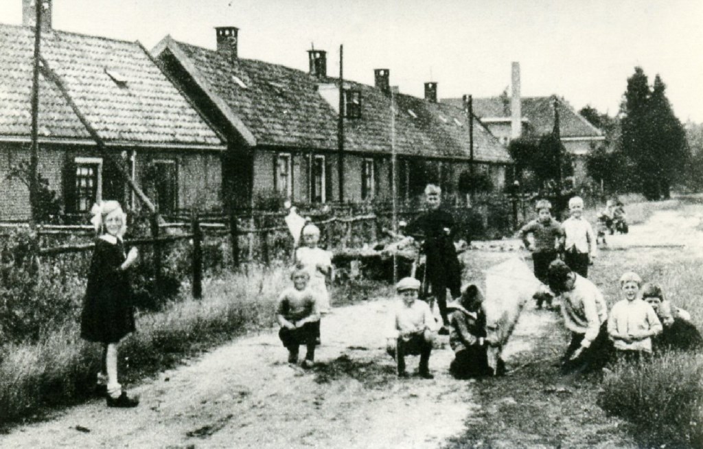 Achter de Vinkenlaan en de Julianalaan tegen de bosrand aan lag Het Jodendom (Koekoeklaan, Koekoekdwarslaan en de Lange Buurt); een karakteristieke arbeiderswijk.