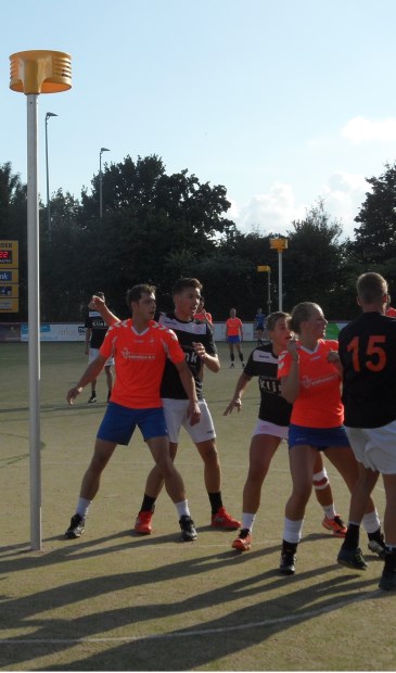 Een beeld van DOS-Oranje Wit van tussen de buien door.