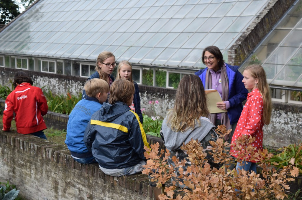 Vrijwilligster Milja legt van alles uit over de moestuin.