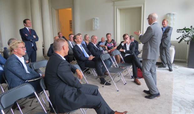 Het gezelschap op bezoek bij Sweco in De Bilt.