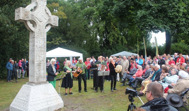 In het van Boetzelaerspark in De Bilt werd 14 september 2013 onder grote belangstelling het Iers Hoogkruis onthuld. Het kruis staat symbool voor de geschiedenis van De Bilt dat toen zijn 900-jarig bestaan vierde.