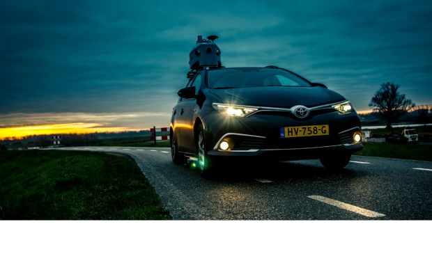 Met laserapparatuur op een auto wordt de omgeving in kaart gebracht.