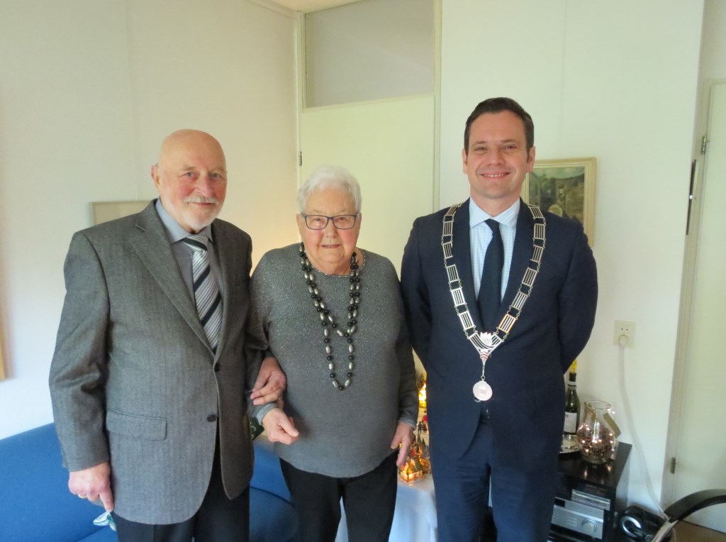 Het diamanten bruidspaar met de burgemeester.