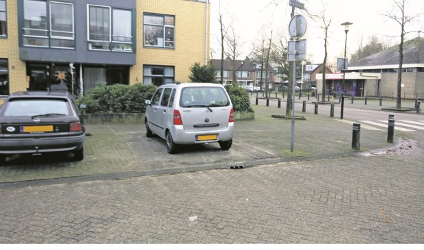 Op de locatie hoek Nachtegaallaan/Merellaan aan de noordzijde van Dijckstate (waar nu de rechter auto staat) komt een ondergrondse container voor restafval met een inzamelvoorziening voor GFT naast een container voor PMD-inzameling.