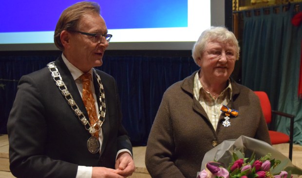 Zeister Burgemeester Koos Janssen: 'Kortom: Ria Hermanns is een sieraad voor de gemeenschap en daarom werd zij benoemd tot lid in de orde van Oranje Nassau'.