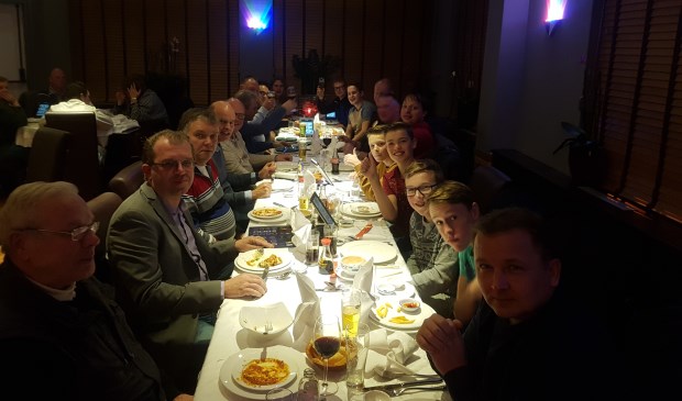 Een etentje bij de Chinees heeft de teambuilding binnen de grote en in leeftijd zeer verschillende scheidsrechtergroep zeker bevorderd.