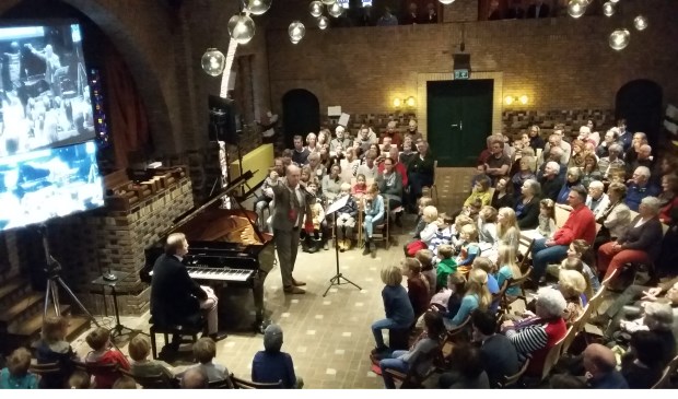Kinderen, ouders én opa's en oma's genoten volop van deze wandeling door dit 'museum zonder schilderijen', zoals Rutten het omschreef.