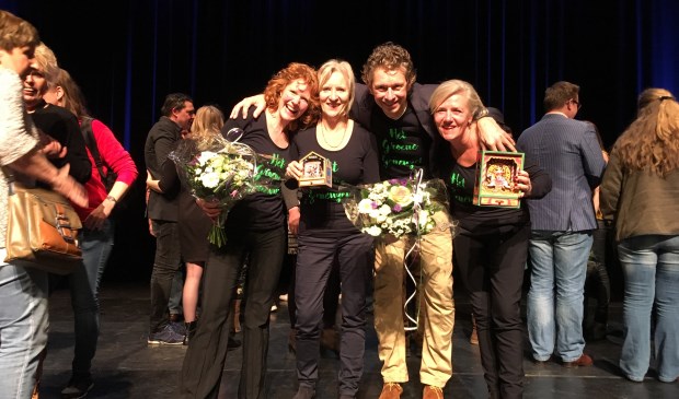 Theatergroep Het Groene Geneuzel met hun prijzen op het podium van theater De Speeldoos in Baarn. V.l.nr. Frøydis Ihle, Ilja Raspe, Thomas Vencken en Brigitte Kant.
