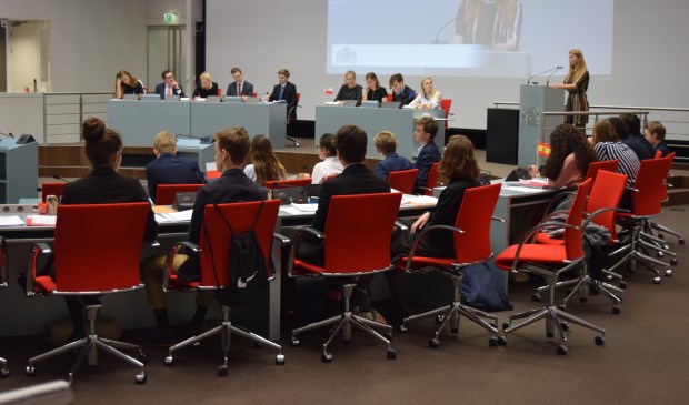 63 leerlingen uit de provincie Utrecht gaan met elkaar het debat aan.
