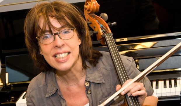 Maaike Roelofs zingt in Huize Gaudeamus haar nieuwe Nederlandstalige liederenprogramma. (foto www.sanhaveld.nl)