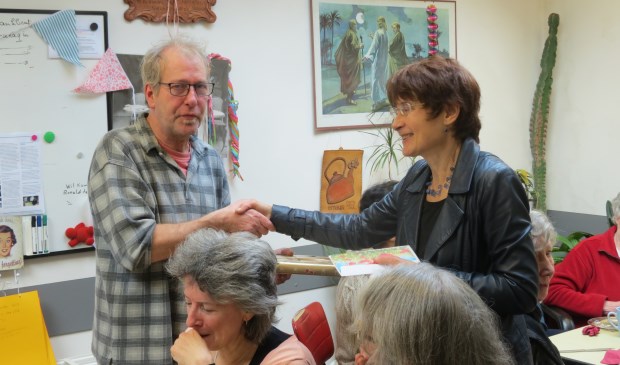 Frank Dujardin wordt gehuldigd door Loes Steenstra.