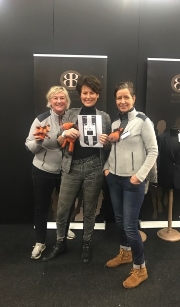 Jeannette, Marielle en Louise samen met mascotte Karel.