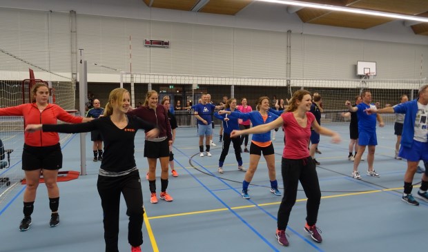 Met groot plezier onderwerpen de deelnemers aan het toernooi zich aan de zeer dynamische warming up van Joyce Geurtsen.