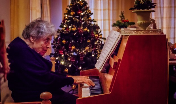 Ria van Aarnhem achter de piano bij de Zonnebloem.