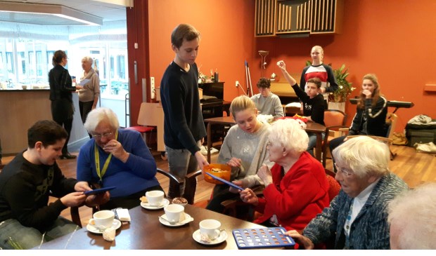 Leerlingen van Kees Boeke School maken er een feestelijke ochtend van in d'Amandelboom.