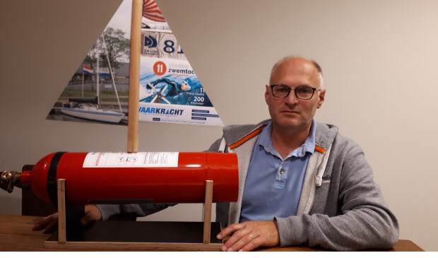 Jan Stoker met z'n symbool van de actie: 'Een brandblusser met een zeil waarop de doelen staan vermeld'.