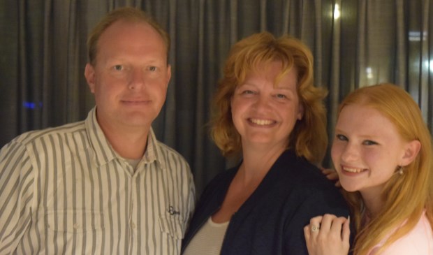 Edwin Plug, Brigitte van der Heijden en Renske Plug; drie van de meer dan 100 vrijwilligers tijdens Sing-a-Long.