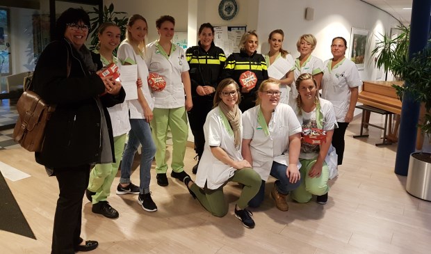 Dinsdag 2 oktober om 8.00 uur startte men bij Schutsmantel. Links Annemarie Hoornsman, directeur basisschool Wereldwijs.