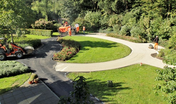 Er wordt druk gewerkt aan de verharding van het tuinpad. (foto Wim Westland).