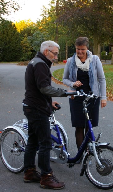 Wethouder Anne Brommersma mag ervaren hoe moeilijk het is om op een driewieler te fietsen.