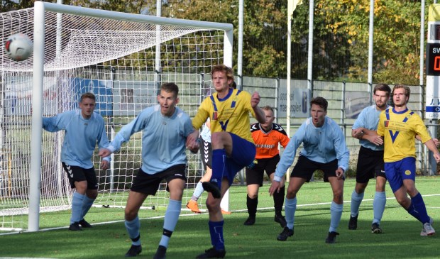 SVM probeert uit een hoekschop te scoren. (foto Nanne de Vries)