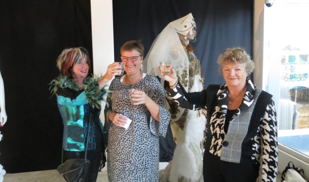 V.l.n.r. Gea Schonewille, wethouder Anne Brommersma en Trudie van Haaster brengen een toost uit.